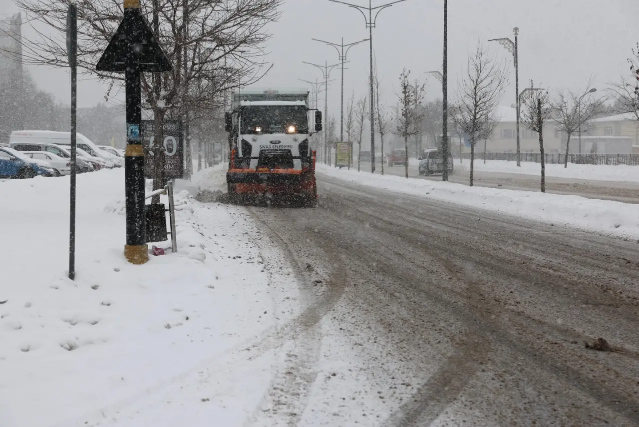 tramvay, kar küreyici, yol, sokak ve yazı görseli olabilir